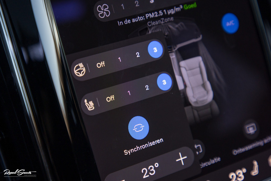 Volvo XC60 2.0 T8 Plug-in hybrid AWD R-Design | Luchtvering | Zwenkbare trekhaak | Panorama dak | Memory | Harman Kardon |