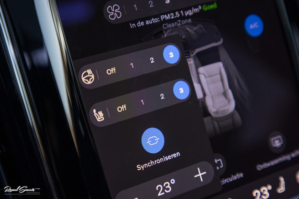 Volvo XC60 2.0 T8 Plug-in hybrid AWD R-Design | Luchtvering | Zwenkbare trekhaak | Panorama dak | Memory | Harman Kardon |