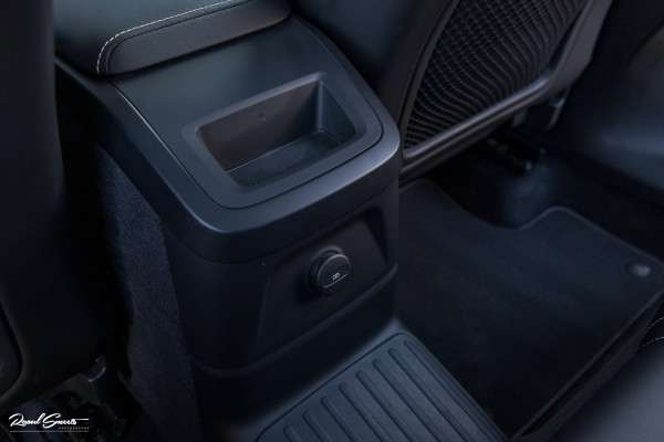 Volvo XC60 2.0 T8 Plug-in hybrid AWD R-Design | Luchtvering | Zwenkbare trekhaak | Panorama dak | Memory | Harman Kardon |