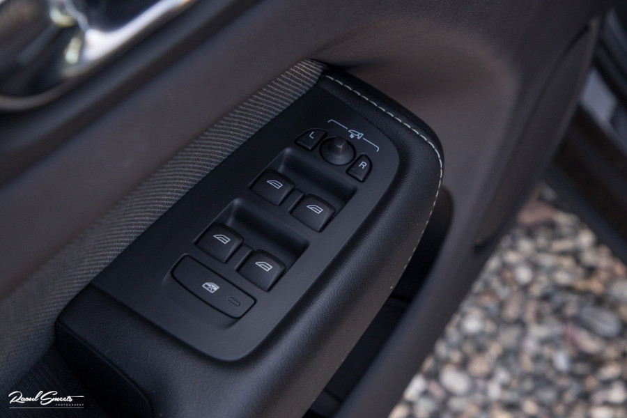 Volvo XC60 2.0 T8 Plug-in hybrid AWD R-Design | Luchtvering | Zwenkbare trekhaak | Panorama dak | Memory | Harman Kardon |