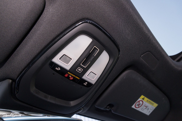 Volvo XC60 2.0 T8 Plug-in hybrid AWD R-Design | Luchtvering | Zwenkbare trekhaak | Panorama dak | Memory | Harman Kardon |