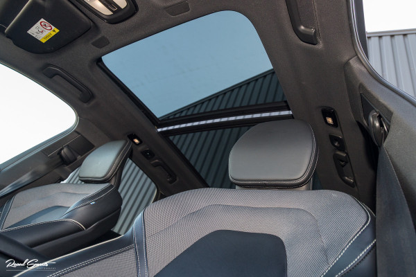 Volvo XC60 2.0 T8 Plug-in hybrid AWD R-Design | Luchtvering | Zwenkbare trekhaak | Panorama dak | Memory | Harman Kardon |