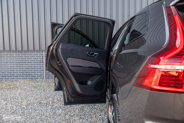 Volvo XC60 2.0 T8 Plug-in hybrid AWD R-Design | Luchtvering | Zwenkbare trekhaak | Panorama dak | Memory | Harman Kardon |