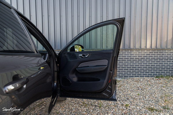 Volvo XC60 2.0 T8 Plug-in hybrid AWD R-Design | Luchtvering | Zwenkbare trekhaak | Panorama dak | Memory | Harman Kardon |