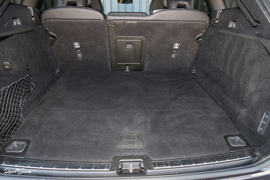 Volvo XC60 2.0 T8 Plug-in hybrid AWD R-Design | Luchtvering | Zwenkbare trekhaak | Panorama dak | Memory | Harman Kardon |