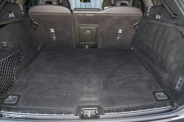 Volvo XC60 2.0 T8 Plug-in hybrid AWD R-Design | Luchtvering | Zwenkbare trekhaak | Panorama dak | Memory | Harman Kardon |