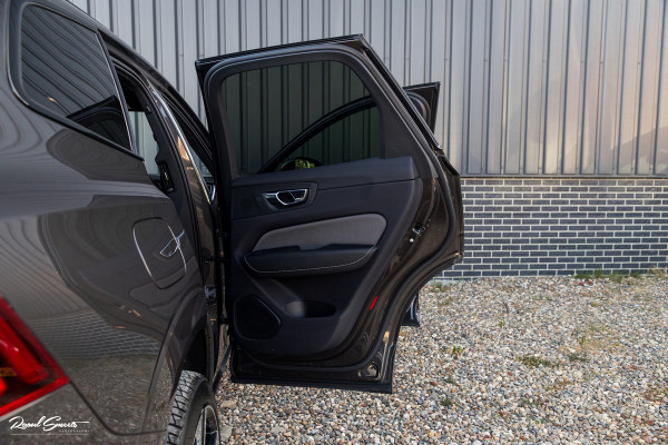 Volvo XC60 2.0 T8 Plug-in hybrid AWD R-Design | Luchtvering | Zwenkbare trekhaak | Panorama dak | Memory | Harman Kardon |