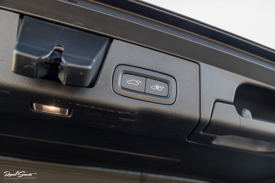 Volvo XC60 2.0 T8 Plug-in hybrid AWD R-Design | Luchtvering | Zwenkbare trekhaak | Panorama dak | Memory | Harman Kardon |