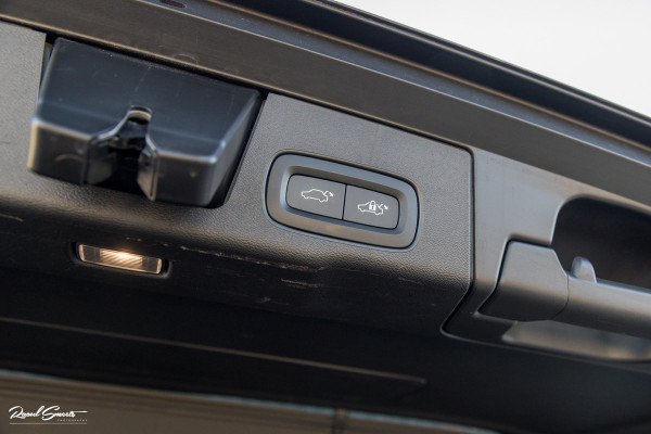 Volvo XC60 2.0 T8 Plug-in hybrid AWD R-Design | Luchtvering | Zwenkbare trekhaak | Panorama dak | Memory | Harman Kardon |