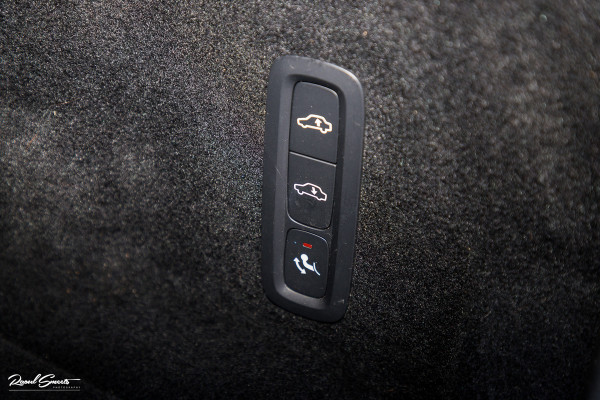 Volvo XC60 2.0 T8 Plug-in hybrid AWD R-Design | Luchtvering | Zwenkbare trekhaak | Panorama dak | Memory | Harman Kardon |
