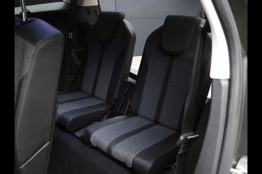 Peugeot 5008 1.2 PureTech Allure Avantage Sport (PANORAMADAK,APPLE CARPLAY,NAVI,CAMERA,360 VIEW,GETINT,LED,SPORTSTOELEN,LM VELGEN)