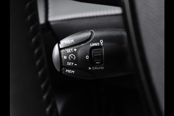 Peugeot 2008 1.2 PureTech Allure Sport (APPLE CARPLAY,NAVI,PDC,CLIMATE,CRUISE,LED,ELEKTRISCH PAKKET,SPORTSTOELEN,NETTE STAAT)