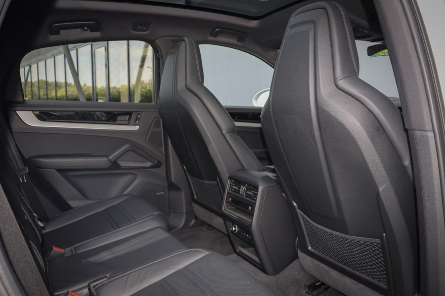 Porsche Cayenne Coupé 3.0 S E-Hybrid | PASSENGER DISPLAY | ELEKTRISCHE TREKHAAK | PASM | BOSE | SOUND PACKAGE PLUS | PRIVACY GLASS | PANORAMADAK | STU