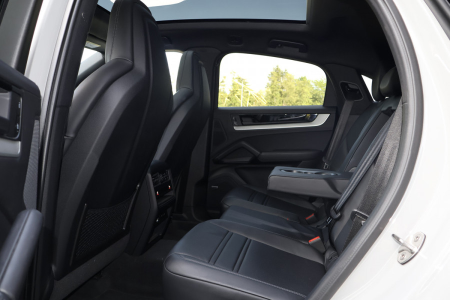 Porsche Cayenne Coupé 3.0 S E-Hybrid | PASSENGER DISPLAY | ELEKTRISCHE TREKHAAK | PASM | BOSE | SOUND PACKAGE PLUS | PRIVACY GLASS | PANORAMADAK | STU