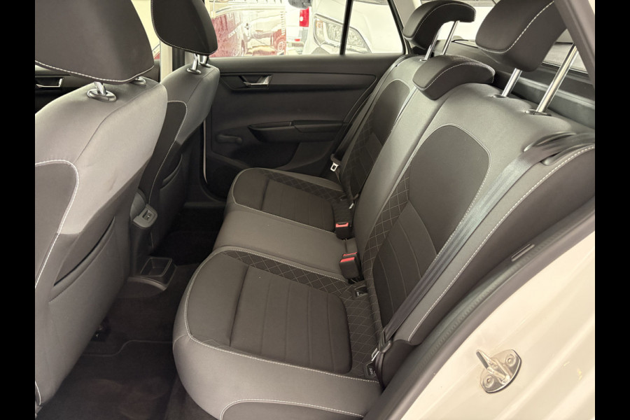 Škoda Fabia Combi 1.0 TSI Ambition Airco - Apple carplay - Parkeersensor achter - Dakrails - Bagagedek - Mistlampen - Cruise control - Bluetooth - Led verlichting - Stuur multifunctioneel - Stuur leder - Elektrische ramen - Centrale vergrendeling met afstandsbediening