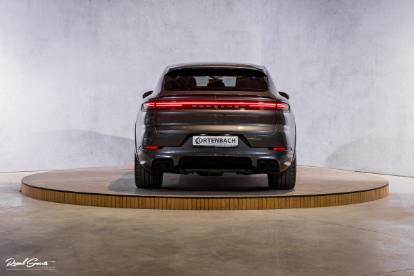 Porsche Cayenne Coupé 3.0 E-Hybrid | Sport design | Sport chrono | Soft close | Luchtvering | Achter as besturing | Pasenger display | Keyless |