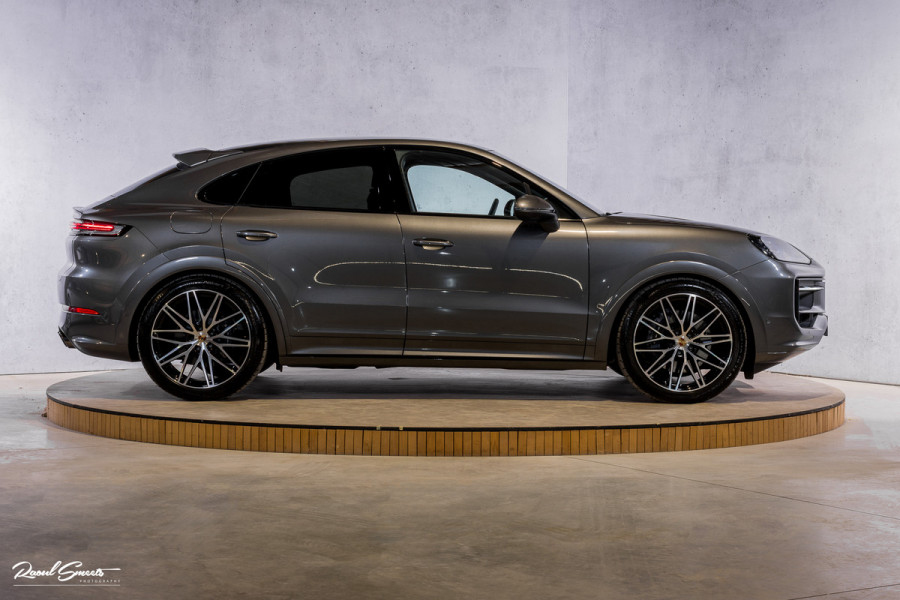 Porsche Cayenne Coupé 3.0 E-Hybrid | Sport design | Sport chrono | Soft close | Luchtvering | Achter as besturing | Pasenger display | Keyless |