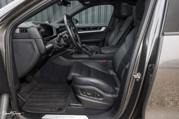 Porsche Cayenne Coupé 3.0 E-Hybrid | Sport design | Sport chrono | Soft close | Luchtvering | Achter as besturing | Pasenger display | Keyless |
