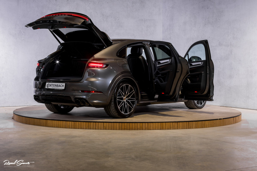 Porsche Cayenne Coupé 3.0 E-Hybrid | Sport design | Sport chrono | Soft close | Luchtvering | Achter as besturing | Pasenger display | Keyless |