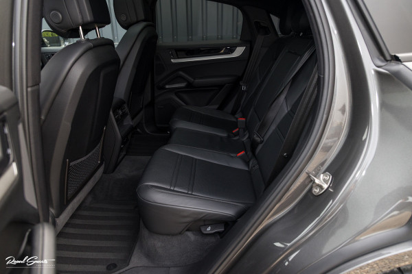 Porsche Cayenne Coupé 3.0 E-Hybrid | Sport design | Sport chrono | Soft close | Luchtvering | Achter as besturing | Pasenger display | Keyless |