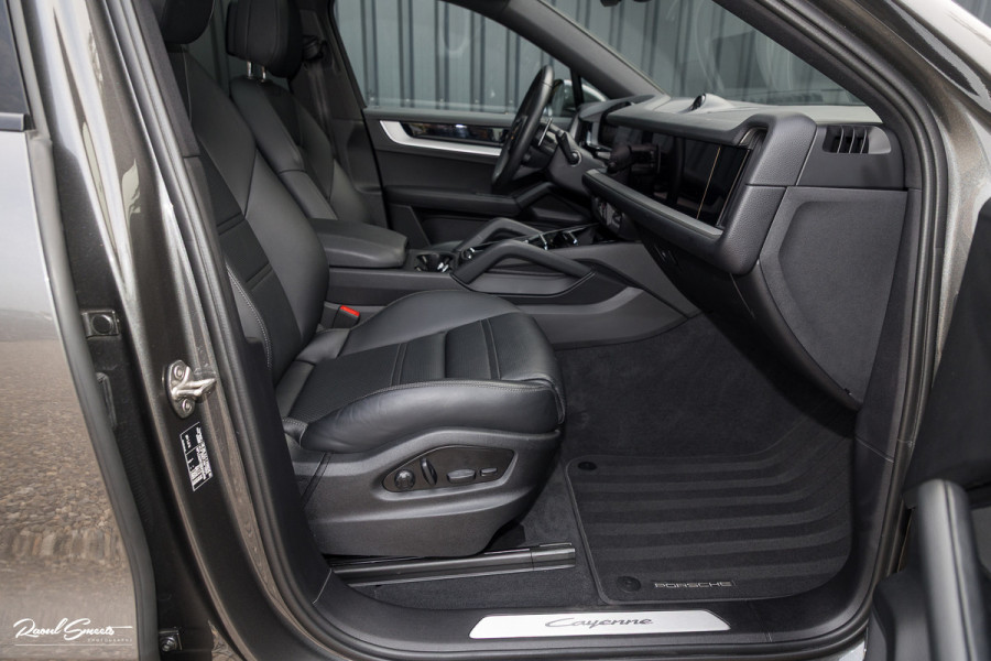 Porsche Cayenne Coupé 3.0 E-Hybrid | Sport design | Sport chrono | Soft close | Luchtvering | Achter as besturing | Pasenger display | Keyless |