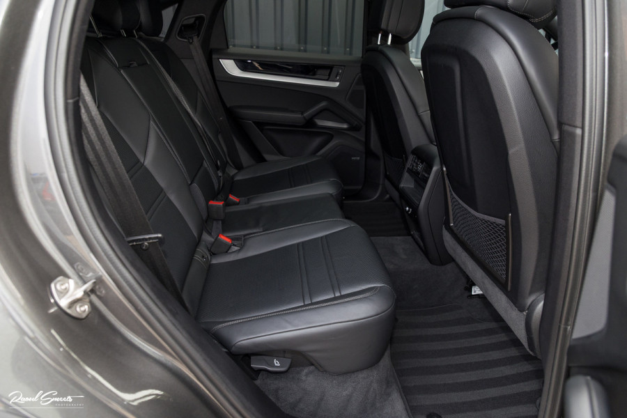 Porsche Cayenne Coupé 3.0 E-Hybrid | Sport design | Sport chrono | Soft close | Luchtvering | Achter as besturing | Pasenger display | Keyless |