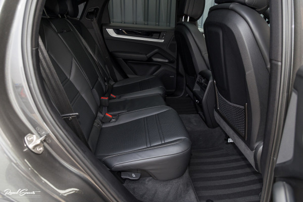 Porsche Cayenne Coupé 3.0 E-Hybrid | Sport design | Sport chrono | Soft close | Luchtvering | Achter as besturing | Pasenger display | Keyless |