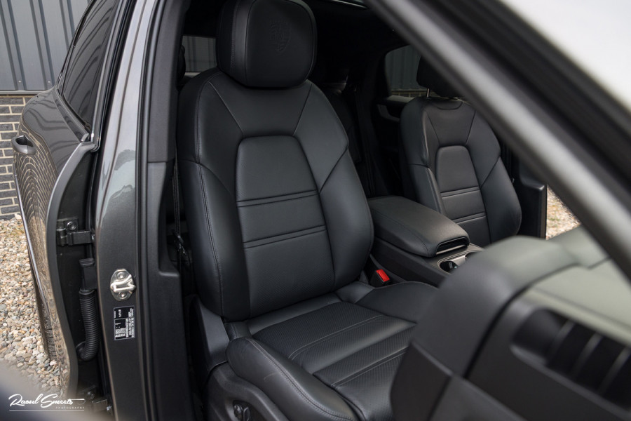 Porsche Cayenne Coupé 3.0 E-Hybrid | Sport design | Sport chrono | Soft close | Luchtvering | Achter as besturing | Pasenger display | Keyless |