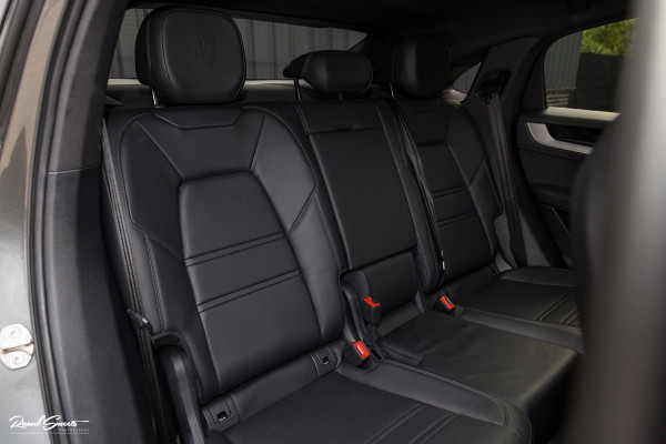 Porsche Cayenne Coupé 3.0 E-Hybrid | Sport design | Sport chrono | Soft close | Luchtvering | Achter as besturing | Pasenger display | Keyless |