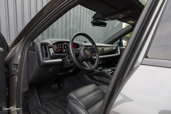 Porsche Cayenne Coupé 3.0 E-Hybrid | Sport design | Sport chrono | Soft close | Luchtvering | Achter as besturing | Pasenger display | Keyless |