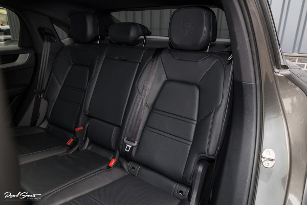 Porsche Cayenne Coupé 3.0 E-Hybrid | Sport design | Sport chrono | Soft close | Luchtvering | Achter as besturing | Pasenger display | Keyless |