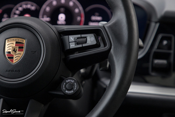 Porsche Cayenne Coupé 3.0 E-Hybrid | Sport design | Sport chrono | Soft close | Luchtvering | Achter as besturing | Pasenger display | Keyless |