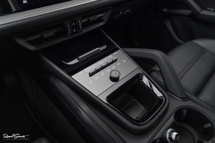 Porsche Cayenne Coupé 3.0 E-Hybrid | Sport design | Sport chrono | Soft close | Luchtvering | Achter as besturing | Pasenger display | Keyless |
