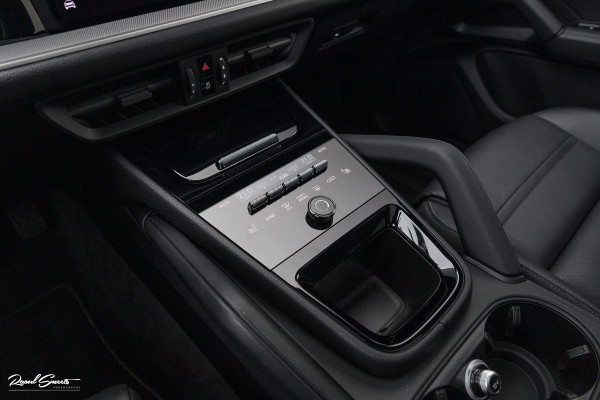 Porsche Cayenne Coupé 3.0 E-Hybrid | Sport design | Sport chrono | Soft close | Luchtvering | Achter as besturing | Pasenger display | Keyless |