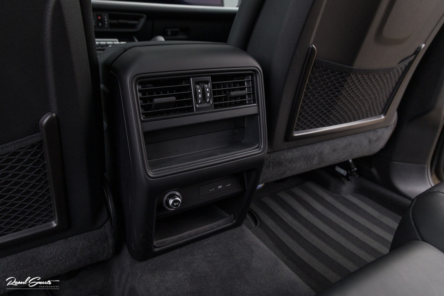 Porsche Cayenne Coupé 3.0 E-Hybrid | Sport design | Sport chrono | Soft close | Luchtvering | Achter as besturing | Pasenger display | Keyless |