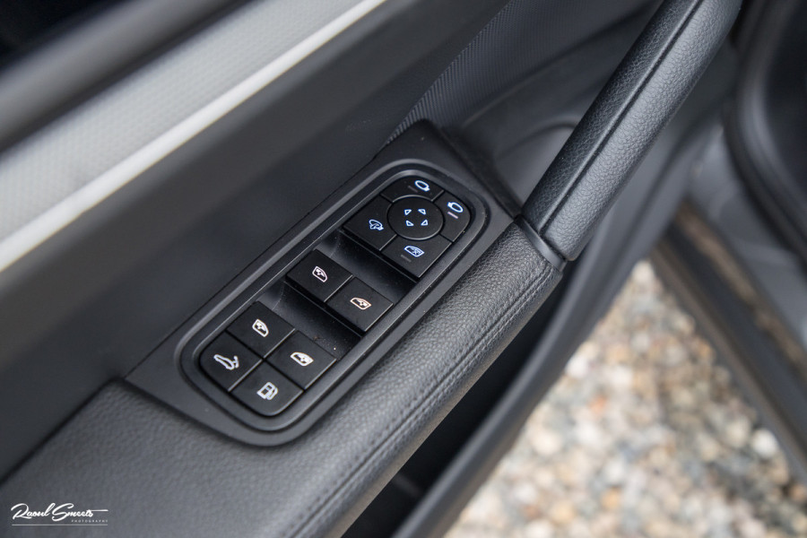 Porsche Cayenne Coupé 3.0 E-Hybrid | Sport design | Sport chrono | Soft close | Luchtvering | Achter as besturing | Pasenger display | Keyless |