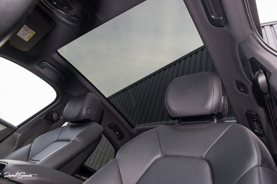 Porsche Cayenne Coupé 3.0 E-Hybrid | Sport design | Sport chrono | Soft close | Luchtvering | Achter as besturing | Pasenger display | Keyless |