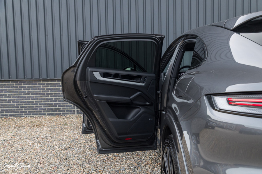 Porsche Cayenne Coupé 3.0 E-Hybrid | Sport design | Sport chrono | Soft close | Luchtvering | Achter as besturing | Pasenger display | Keyless |