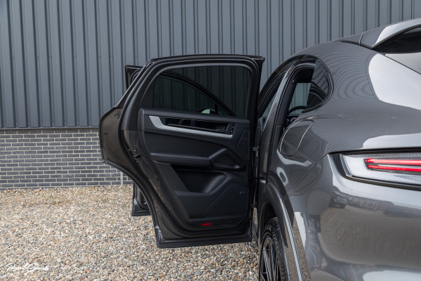 Porsche Cayenne Coupé 3.0 E-Hybrid | Sport design | Sport chrono | Soft close | Luchtvering | Achter as besturing | Pasenger display | Keyless |