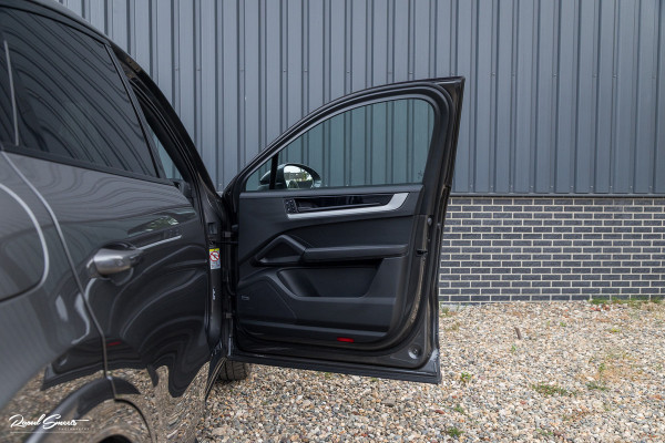 Porsche Cayenne Coupé 3.0 E-Hybrid | Sport design | Sport chrono | Soft close | Luchtvering | Achter as besturing | Pasenger display | Keyless |