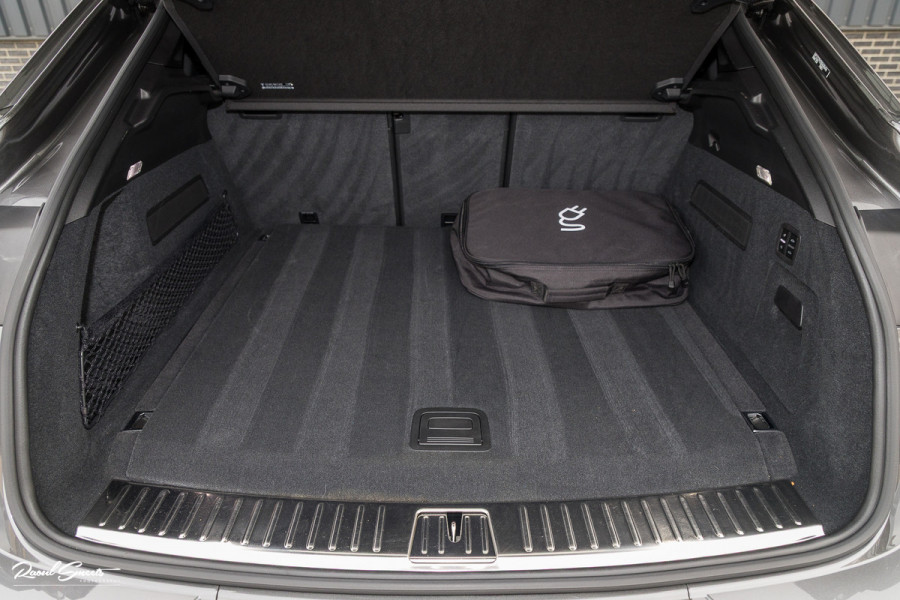 Porsche Cayenne Coupé 3.0 E-Hybrid | Sport design | Sport chrono | Soft close | Luchtvering | Achter as besturing | Pasenger display | Keyless |