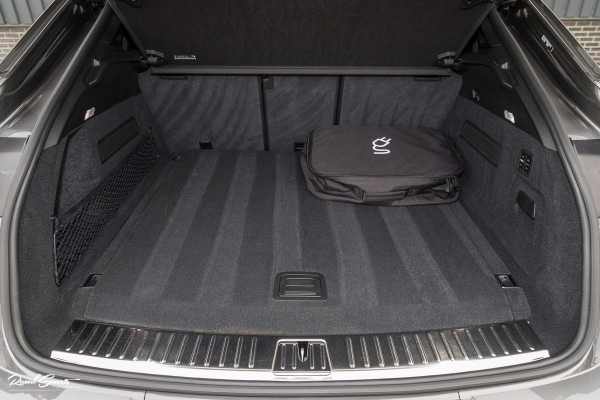 Porsche Cayenne Coupé 3.0 E-Hybrid | Sport design | Sport chrono | Soft close | Luchtvering | Achter as besturing | Pasenger display | Keyless |