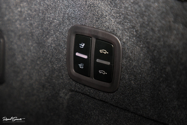 Porsche Cayenne Coupé 3.0 E-Hybrid | Sport design | Sport chrono | Soft close | Luchtvering | Achter as besturing | Pasenger display | Keyless |