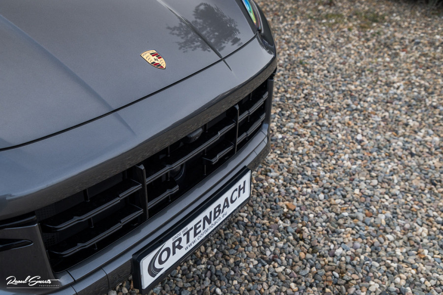 Porsche Cayenne Coupé 3.0 E-Hybrid | Sport design | Sport chrono | Soft close | Luchtvering | Achter as besturing | Pasenger display | Keyless |