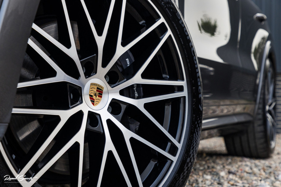 Porsche Cayenne Coupé 3.0 E-Hybrid | Sport design | Sport chrono | Soft close | Luchtvering | Achter as besturing | Pasenger display | Keyless |