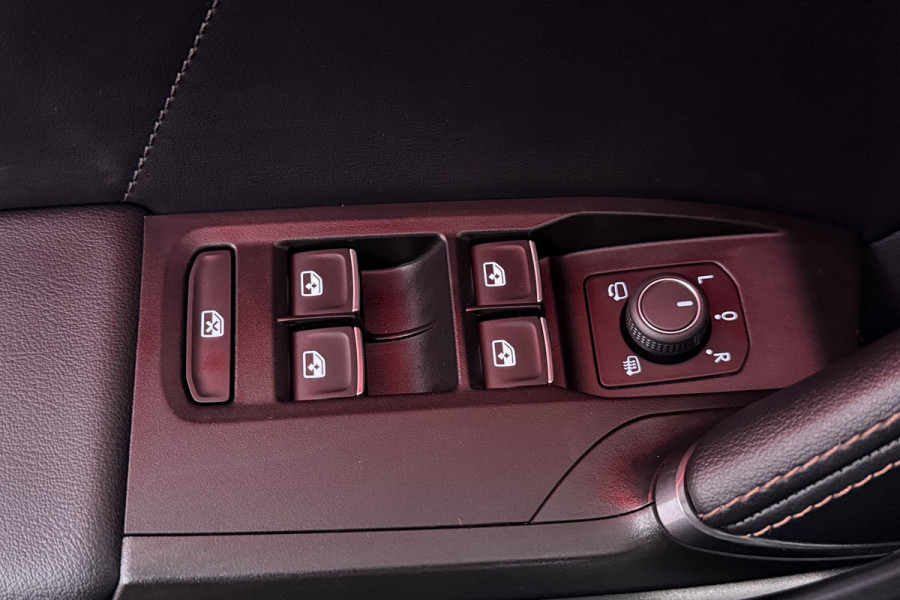 CUPRA Leon 1.4 e-Hybrid VZ Copper Edition (SFEERVERLICHTING, CAMERA, STUUR-/STOELVERWARMING, CARPLAY)
