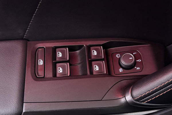 CUPRA Leon 1.4 e-Hybrid VZ Copper Edition (SFEERVERLICHTING, CAMERA, STUUR-/STOELVERWARMING, CARPLAY)