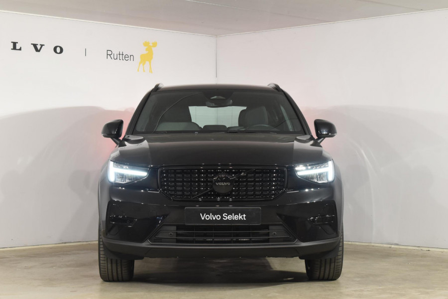 Volvo XC40 B3 177PK Automaat Plus Black Edition / Cruise control / Harman Kardon / 20'' velgen / Elektrisch verstelbare stoelen met geheugen / Stoel- en stuurverwarming