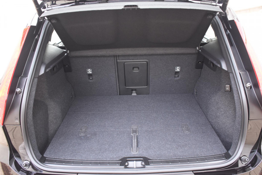 Volvo XC40 B3 177PK Automaat Plus Black Edition / Cruise control / Harman Kardon / 20'' velgen / Elektrisch verstelbare stoelen met geheugen / Stoel- en stuurverwarming
