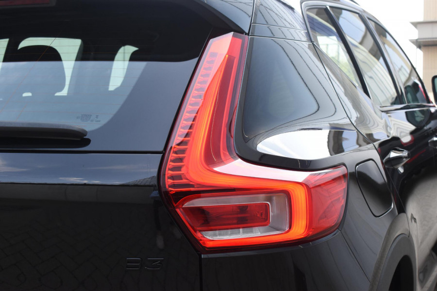Volvo XC40 B3 177PK Automaat Plus Black Edition / Cruise control / Harman Kardon / 20'' velgen / Elektrisch verstelbare stoelen met geheugen / Stoel- en stuurverwarming